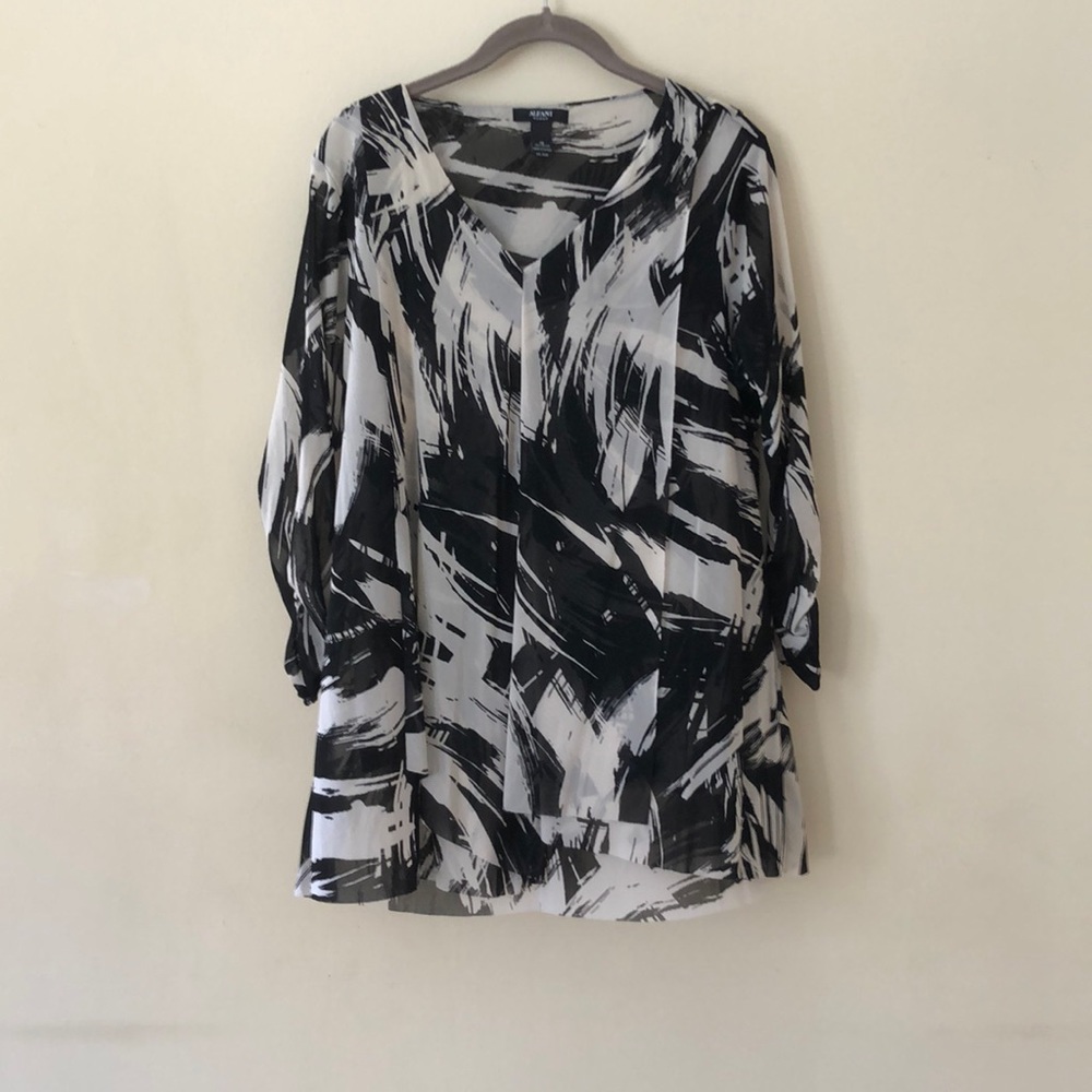 Mesh Blouse/Tunic 1X Alfani black and white 3/4 sleeves.